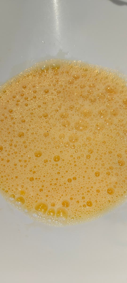 In un recipiente sbattere le uova