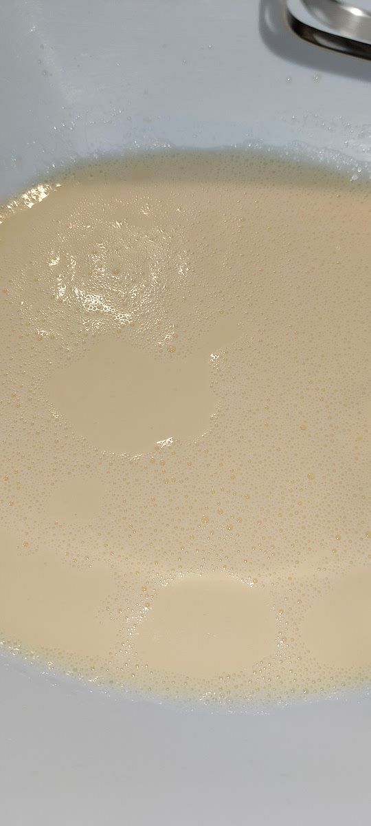 Aggiungere il latte e lo sciroppo d'acero e mescolare