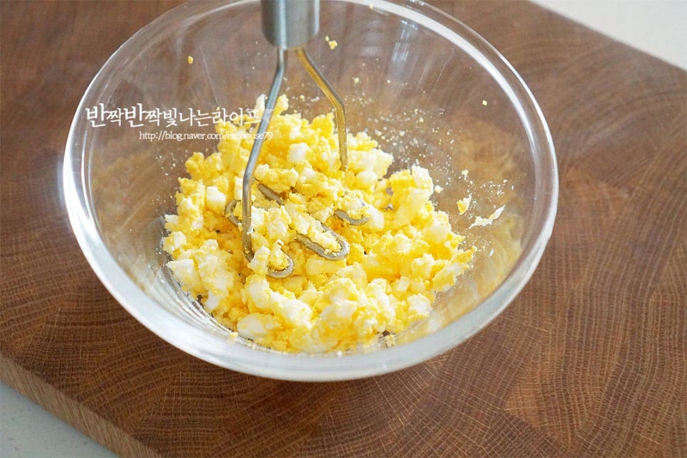 타르타르 소스는 생선의 비린맛과 느끼함을 잡아주면서 맛에 풍성함을 더해주는 맛으로 고소함이 진하면서도 상큼함이 느껴지는 맛이에요. 삶은 계란 1개를 볼에 넣고 으깨어줍니다. 생략 가능한 재료이지만 같이 넣어만들면 소스만 먹어도 맛있어요. 양파와 피클은 식감이 있게 잘게 다져썰어줍니다. 넉넉한 1 큰 술씩 준비했어요. 양파의 매운맛이 강하다면 찬물에 담갔다 활용해 주세요. 으깬 계란, 다진 피클과 양파 마요네즈 3 큰 술, 플레인요거트 1 큰 술 레몬즙 2/3 큰 술, 꿀 1 큰 술 소금과 후추, 파슬리가루 약간 넣어줍니다. 산뜻한 맛을 위해 요거트와 레몬즙을 넣어주는데요. 마요네즈만 넣어도 맛있지만 함께 넣어주면 풍부하게 요리할 수 있어요. 재료가 잘 어우러지도록 섞어주고 입맛에 따라 신맛과 단맛을 조절해 주세요.