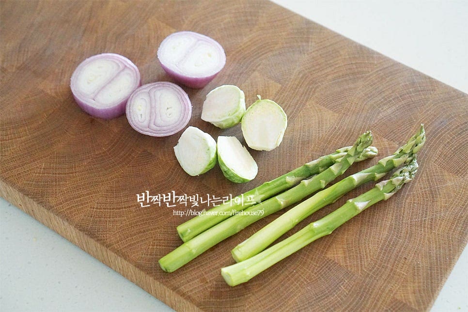 스테이크에 곁들이는 가니시는 다채롭게 준비할 수 있습니다. 아스파라거스의 질긴 섬유질을 깎아내고, 샬롯과 미니 양배추를 큼직하게 썰어줍니다. 그 외 방울토마토, 파프리카, 버섯 등 여러 가지를 곁들일 수 있습니다. 달군 팬에 올리브오일 약간 두르고 채소를 올려 소금, 후추 약간 뿌려준 뒤 노릇하게 구워줍니다.