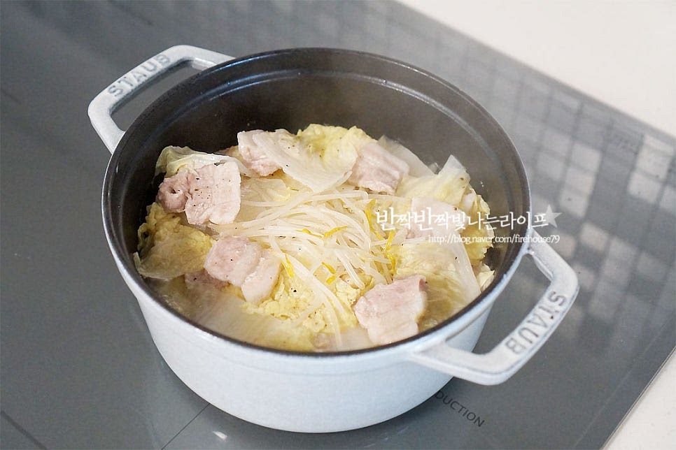 15분 정도 익혀준 뒤 냄비 뚜껑을 열어보면 수분 촉촉하게 잘 익었어요. 알코올은 날아가고 향이 어우러져 재료 본연의 풍미가 깊어요. 먹음직스럽게 송송 썬 쪽파와 홍고추를 곁들여 주었어요. 기호에 따라 매콤한 청양고추 잘게 썰어주셔도 잘 어울린답니다~ 영상도 같이 담았어요. 숙주, 배추, 고기를 같이 소스에 콕 찍어서 먹음 담백한 감칠맛이 매력 있어요. 채소가 고기의 느끼함을 잡아주어 잘 어울린답니다. 삼겹살 배추술찜 만들기 간단하고 근사하게 맛과 영양을 담아 맛있게 만들어 드세요^^ 끄읕 !