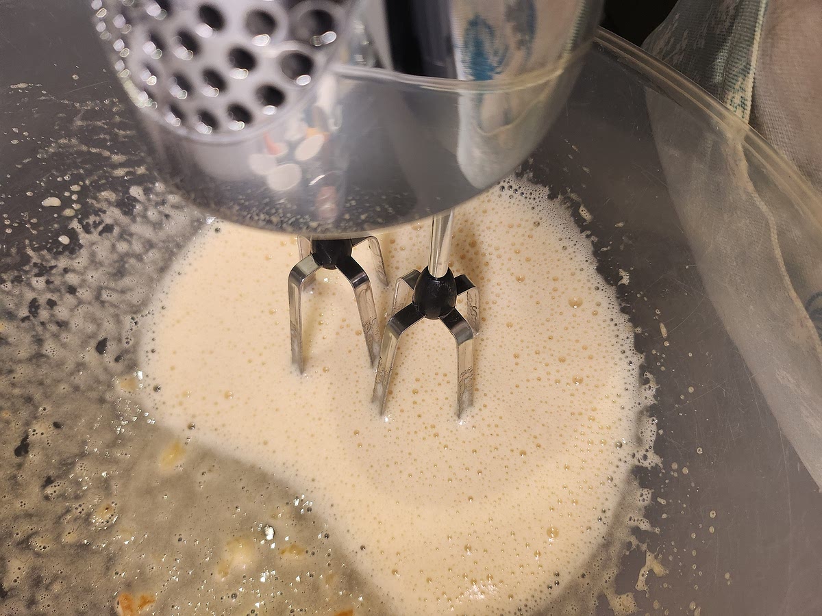 Add the milk, oil and vanilla extract and mix well. Then, sift the flour and the baking powder so there are no lumps.