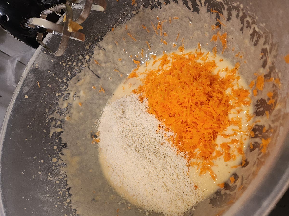 Finally add the almond flour and the carrot and mix it all.
