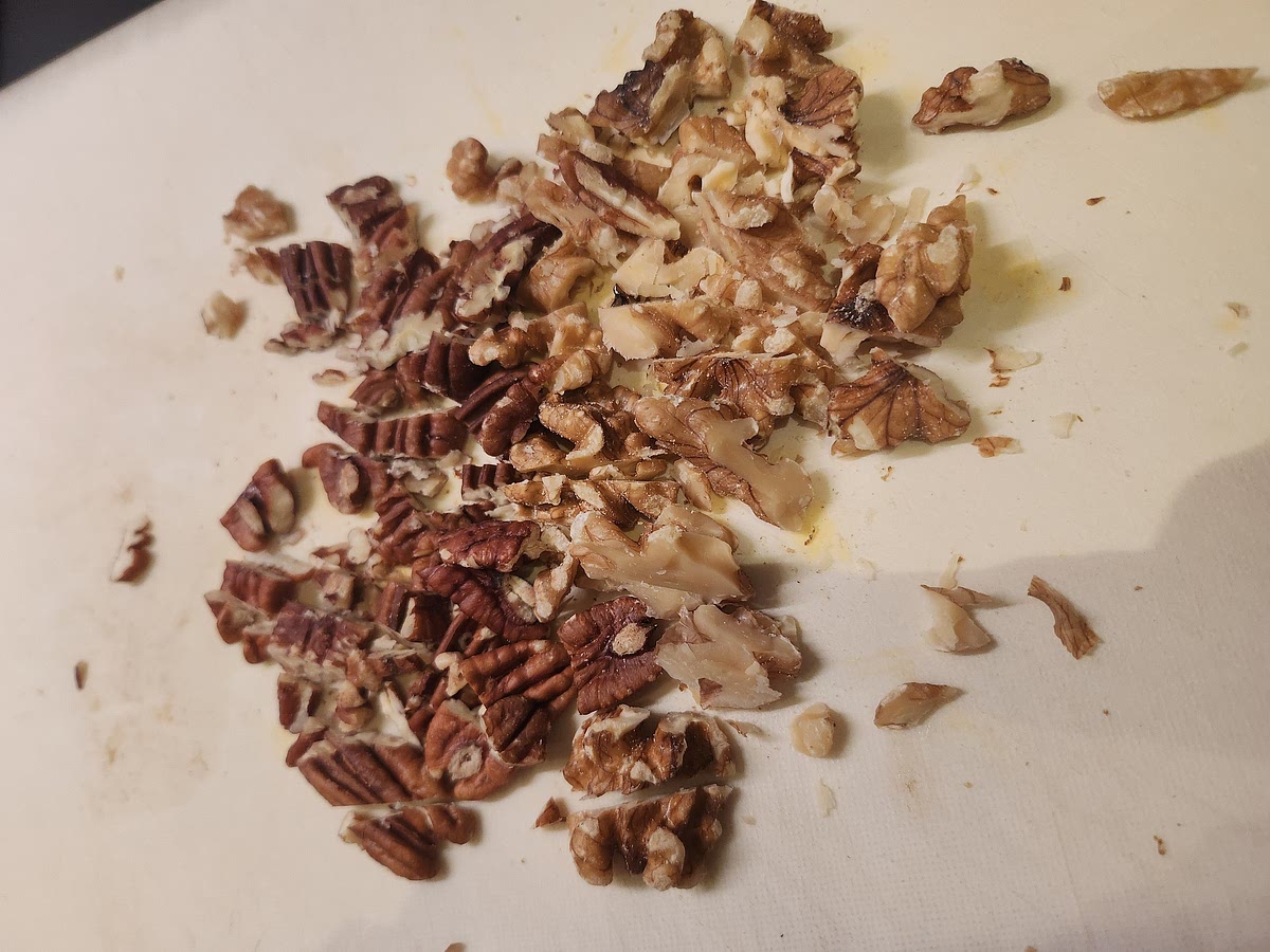 Spread 15g of sugar on the mold bottom portions or the whole lote if using a large molde and add a few walnuts and raisins too.