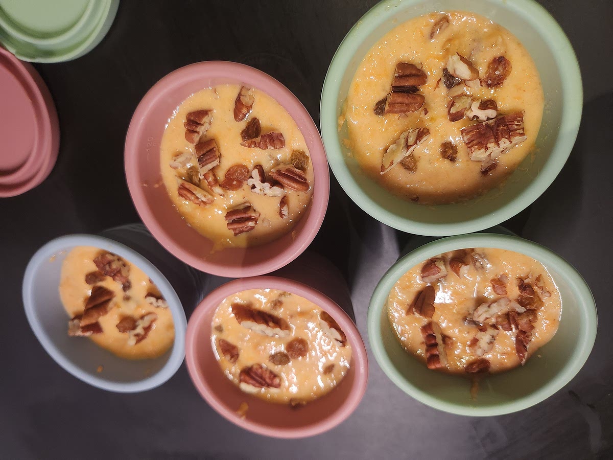 Fill up the molde portions to the half with the dough and add the rest of walnuts and raisins evenly. Top up the portions with the rest of the dough.