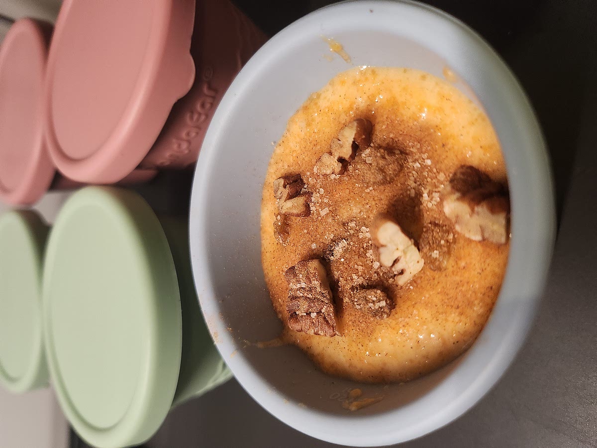 Spread 8g of a mix of cinnamon and sugar on top of the cakes.