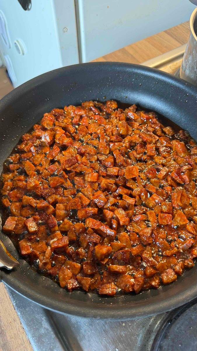 Retirer la peau et découper le chorizo en petit dés et les placer seul dans une poêle sur feu 2-3. Le laisser réduire et suer, il doit être légèrement croquant.
Lorsqu’il reste 2-3 minutes de cuisson au chorizo, ajouter dans la même poêle les tomates séchées égouttées et coupées en petit dés.