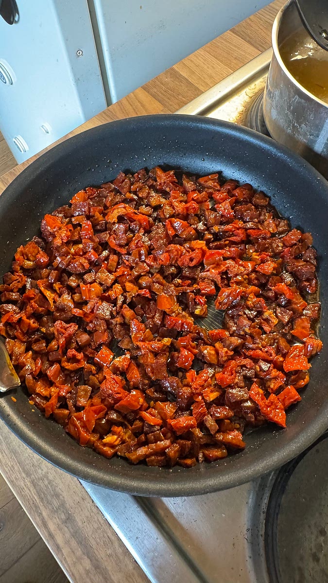 Un fois le chorizo cuit et les tomates séchées légèrement ramollie, les mettre de côté et garder le gras dans la poêle.