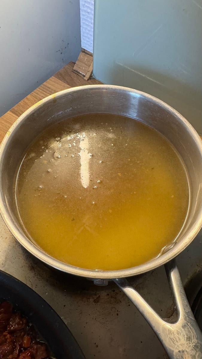 Préparer le bouillon de poulet dans une casserole à part. Mettre à feu frémissant.
Si nécessaire, cette quantité d’eau peut être adaptée en fonction de la texture voulue pour le risotto afin d’éviter de mettre de la crème.
Noter que si à la fin il faut ajouter de l’eau mais qu’il n’y a plus de bouillon, rajouter de l’eau clair bien chaude ne changera pas le goût.
