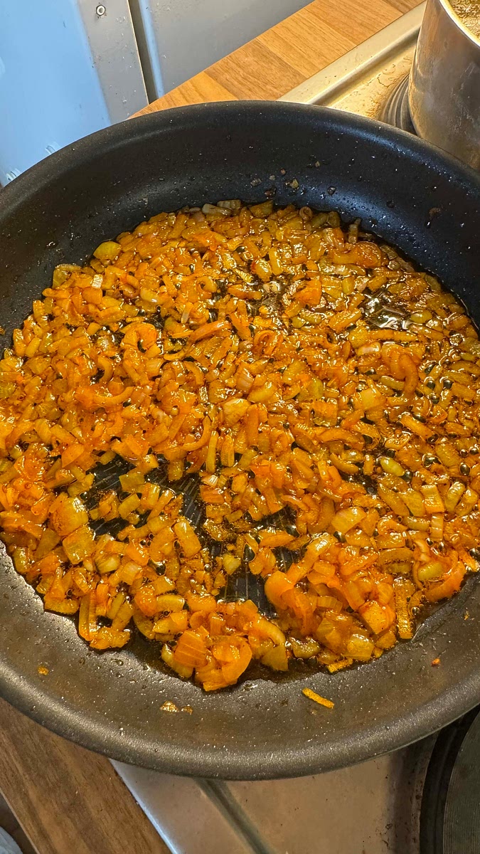 Ciseler oignons et/ou échalotes finement, faire de même avec l’ail et placer dans le gras dans la poêle.
Faire légèrement suer et rendre les oignons translucides mais sans qu’ils ne colorent (attention à la puissance du feu).
Ajouter un peu de paprika et de poivre.