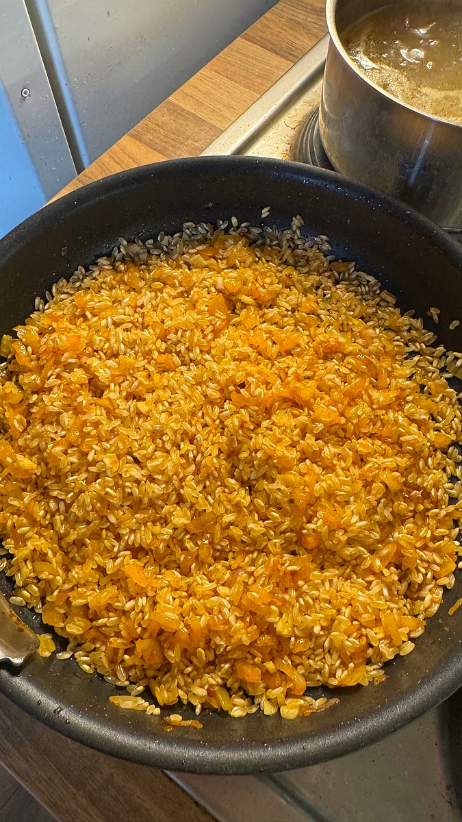 Une fois les oignons translucides, faire nacrer dans cette même poêle le risotto pendant 2-3-4 minutes.
C’est à dire le faire rissoler dans la poêle avec les oignons sans ajouter de gras ou de bouillon.