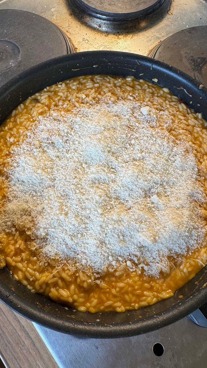 Une fois le risotto cuit, ajouter le parmesan. Poivrer, ajouter du paprika et bien remuer hors du feu.