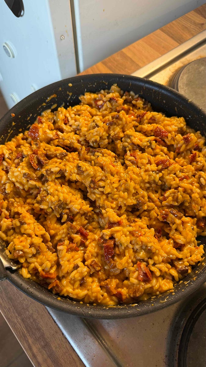 Une fois le risotto prêt, ajouter le mélange chorizo et tomates séchées pour les réchauffer.
On peut maintenant goûter et vérifier la quantité de sel.
Pour une bonne consistance, ajouter un peu d’eau ou de la crème (attention c’est très riche la crème) et laisser reposer 2 minutes hors du feu.