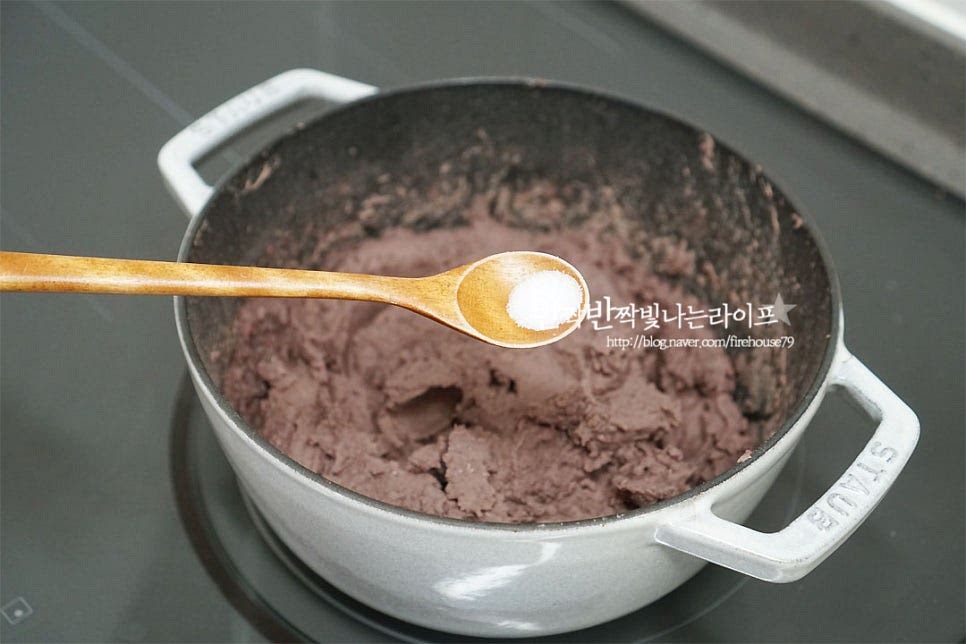 간을 해줍니다. 소금 1/3 작은 술, 황설탕 150g 을 넣어줍니다. 설탕 비율은 팥 2 : 설탕 1 정도로 맞추면 달지 않게 만들 수 있는데 취향에 따라서 양을 가감하여 주시면 됩니다. 설탕이 녹으면서 윤기가 나고 보다 촉촉해지는데요. 입자가 녹으면 물엿 20g을 넣고 골고루 섞어주어 마무리해요. 약불에서 섞어주고 원하는 농도에서 불을 꺼줍니다.