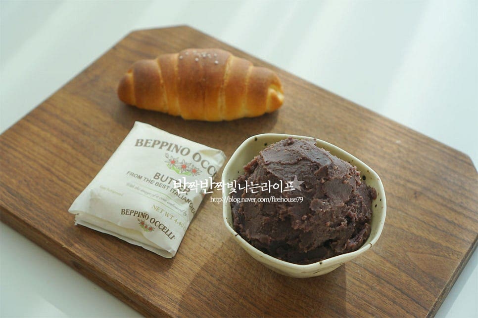 앙버터 만들기 해요. 빵은 좋아하는 걸로 준비해 줍니다. 저는 짭조름하고 풍미 좋은 시오빵 준비했어요. 그냥 식빵에 곁들여도 좋고, 비스킷에 올려먹어도 별미에요. 빵 사이에 속 재료를 넣어줄 것이라 반으로 잘라줍니다. 팥소를 넉넉히 올려줍니다. 달지 않게 만들어 넉넉히 올려주었어요^^ 버터를 올려줍니다. 조리를 하는 게 아니기 때문에 풍미 좋은 버터를 곁들여주면 더 부드럽게 맛보실 수 있어요. 빵을 덮어 마무리해요~ 보기만 해도 정말 먹음직스럽죠. 팥이 들어간 요리를 좋아하기도 해서 종종 만들어 먹거나 사 먹곤 해요. 앙금을 직접 만들지 않고 팥잼을 활용하면 만들기 간단해서 집에서 만들어 먹기도 좋더라고요. 팥앙금 만들기 푹 삶아 익혀준 뒤 입맛에 맞게 입자를 조절하고 간을 해주면 맛있게 드실 수 있어요. 한번 만들어 냉동실에 소분해두면 든든하기도 하고요^^ 만들기 영상을 같이 보시면 조금 더 쉽게 만들어 드실 수 있답니다. 워낙 잘 어울리는 재료이다 보니 팥이 들어간 음식에 버터만 곁들이기도 하는데요. 언제 먹어도 기분 좋은 맛이에요. 앙버터 맛있게 만들어 달콤 고소 짭조름한 맛을 느껴보세요. 맛이 없을 수가 없답니다. 맛있게 만들어 드세요^^ 끄읕 !