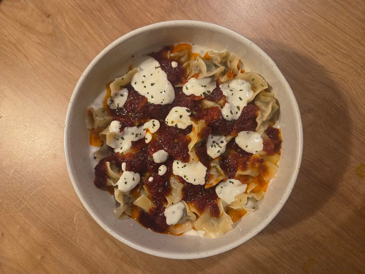 For the final product: Yogurt sauce: mix yogurt with garlic powder (up to taste) and parsley (up to taste). Butter tomato sauce: melt 50gr of butter in a pan, add 1tbsp of tomato paste, 1/2tsp of paprika powder and 1/2tsp chili flakes. Dumplings: cook for 6min (until meat is cooked) in water. Add everything in a bowl, starting with the yogurt, dumplings, spicy sauce, more yogurt, and some parsley to finish it. Voila!