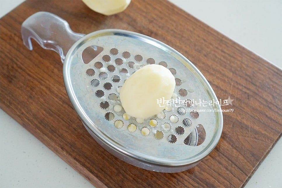 감자는 껍질을 벗긴 뒤 강판에 갈아줍니다. 믹서기에 갈아도 되지만 강판에 갈아주면 씹히는 맛이 더 좋아요. 면포에 국물을 꼭 짜주어 물과 건더기를 분리해 줍니다. 간 물은 그대로 15분 정도 두어 가라앉은 전분을 분리하여 줄 것이에요. 이대로 15분 정도 둡니다. 아래 하얀 전분이 가라앉으면 윗물은 따라 버리고 전분만 반죽에 넣어줍니다. 전분가루 2/3 큰 술도 넣어줍니다. 수분 정도에 따라 반죽에 전분가루를 가감해 주시면 되는데 그렇다고 너무 많이 넣으면 오히려 단단해져 맛이 떨어지니 반죽이 뭉쳐질 정도로만 농도를 조절하여 반죽을 만들어 줍니다. 소금 약간을 넣고 반죽을 만들어요. 반죽이 어우러지면 한입에 먹기 좋게 새알처럼 동그랗게 빚어줍니다.