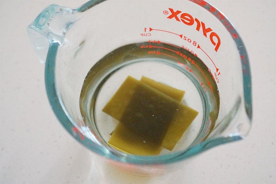 물 200ml 정도에 시마 사방 4cm 두 조각을 넣고 10~15분 정도 우려줍니다. 옥수수의 달큰한 감칠맛을 살리기 위해 깔끔한 다시마 육수를 준비했어요. 너무 오래 담그면 끈적한 점액질이 나올 수 있어 오래 우리지않는 것이 좋습니다.