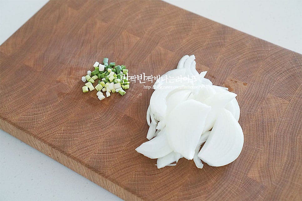 소스는 간장을 넣은 양파소스인데요. 익으면서 달큰한 양파의 맛과 짭조름한 간장맛이 잘 어울려 덮밥에 올려먹기 딱 좋습니다. 양파는 채를 썰고 고명으로 올려줄 쪽파도 송송 썰어주었어요. 팬에 가볍게 양파를 볶다가 진간장 1½ 큰 술, 맛술 1 큰 술 올리고당 1/2 큰 술, 정수 물 1 큰 술 넣어줍니다. 양파가 익으면서 단맛이 풍부해지는데 짠맛에 따라 올리고당은 조절해 주세요. 재료가 익으면서 소스가 졸아들도록 볶아줍니다.