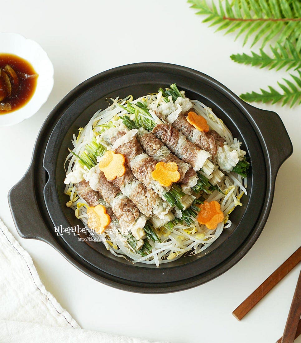 차돌박이 숙주찜 맛있게 완성입니다. 뜨거울 때 바로 먹으면 맛과 향, 식감을 맛있게 즐길 수 있어요. 영상도 같이 담았어요. 별다른 재료없이 먹기좋게 모양을 내어 찜기로 쪄서 만들 요리이기 때문에 가볍게 폰즈 소스에 찍어 먹기만 해도 맛있어요. 이렇게 먹으면 소고기와 함께 야채도 조화롭게 맛볼 수 있어요. 간단하고 맛있는 레시피로 푸짐하게 요리해드세요. 끄읕 !