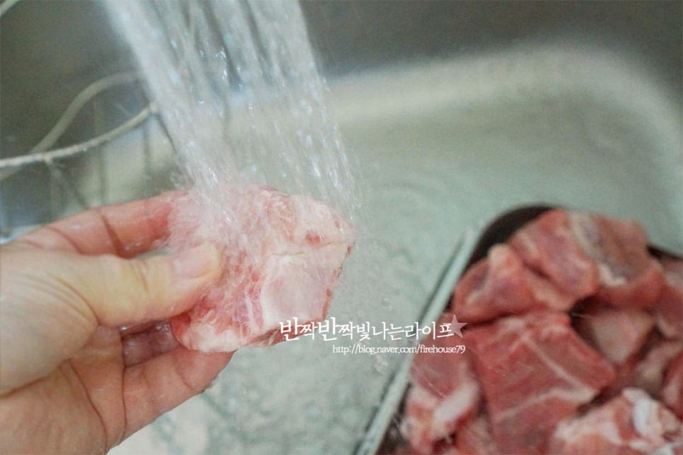 갈비는 지방이 많은 고기로 준비하면 조금 더 고소하게 만들 수 있어요. 부유물이나 뼛가루를 제거할 수 있도록 한두 번 꼼꼼하게 씻어줍니다. 따로 핏물을 제거하는 과정 없이 바로 구워서 고소함을 더해줍니다. 구워서 잡내를 제거하고 돼지고기 맛을 살려주며 조리시간도 단축해 주는데요. 예열한 깊은 팬에 비계 쪽이 먼저 구워지도록 올려줍니다. 구워서 만드는 갈비찜의 맛과 풍미도 맛있어요. 소금 두 꼬집을 골고루 뿌린 뒤 뒤적이지 않고 그대로 3분 두었다가 뒤집으면 노릇하게 구워졌어요. 쪄서 익지 않도록 중불로 바싹 구워줍니다. 구수한 돼지기름이 나오면서 마이야르 반응으로 풍미는 더 깊어집니다.