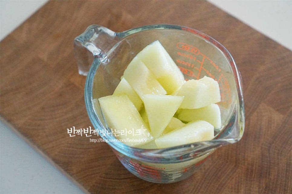 믹서기 또는 핸드블렌더로 곱게 갈아줍니다. 생과일주스를 만들 때 메론과 같이 부드럽고 수분이 많은 것은 그대로 갈아주면 되어요. 물이나 얼음, 우유, 아이스크림을 등을 넣고 시원한 달콤함을 더해주어도 좋습니다. 오늘은 깔끔하게 만들기 위해 약간의 단맛만 더하여 갈아주었어요. 달콤하게 연유를 약간 넣어주었는데요. 단맛은 입맛에 맞게 꿀이나 알룰로스, 설탕 아이스크림 등을 넣어주면 됩니다. 곱게 쥬스를 갈아줍니다. 연하고 과즙이 풍부하여 걸리는 것 없이 잘 갈아져요. 차갑게 마시고 싶다면 얼음을 첨가하여 곁들여 먹음 되어요. 향이 연하다면 우유 아이스크림과 함께 갈아도 쉐이크같은 시원한 맛이 잘 어울리고요. 사과와 같이 갈변이 생기지 않기 때문에 연둣빛의 고운 색감과 향이 맛있어 보인답니다. 먹기 좋게 유리잔에 부어줍니다. 과즙이 풍부하여 물을 넣지 않아도 목 넘김이 부드럽게 갈아졌어요. 과육을 조금 잘라서 같이 곁들여주면 보기에도 먹음직스럽고 싱그러워요. 시원 달콤한 향이 깊은 메론은 차갑게 마시면 더욱 맛있게 즐길 수 있답니다. 영상도 같이 담았어요. 생과일 메론의 향긋함과 부드러운 과육, 풍부한 과즙의 달콤함이 어우러져 싱그러운 과일쥬스를 맛볼 수 있어요. 메론주스 만들기 생과일주스 달콤 시원하게 즐겨보아요^^ 끄읕 !