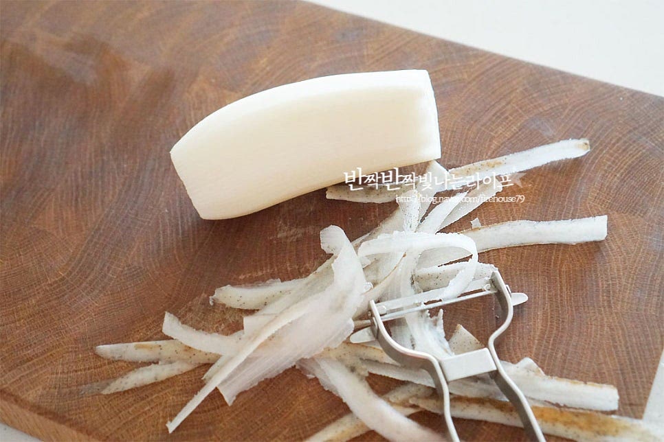 연근은 모양이 곧고 굵은 것이 좋습니다. 표면을 솔로 문질러 흐르는 물에 씻은 뒤 필러를 사용하여 껍질을 벗겨줍니다. 먹기 좋도록 껍질을 제거했는데 솔로 문질러 깨끗하게 세척한 뒤 껍질째 요리해도 좋습니다.