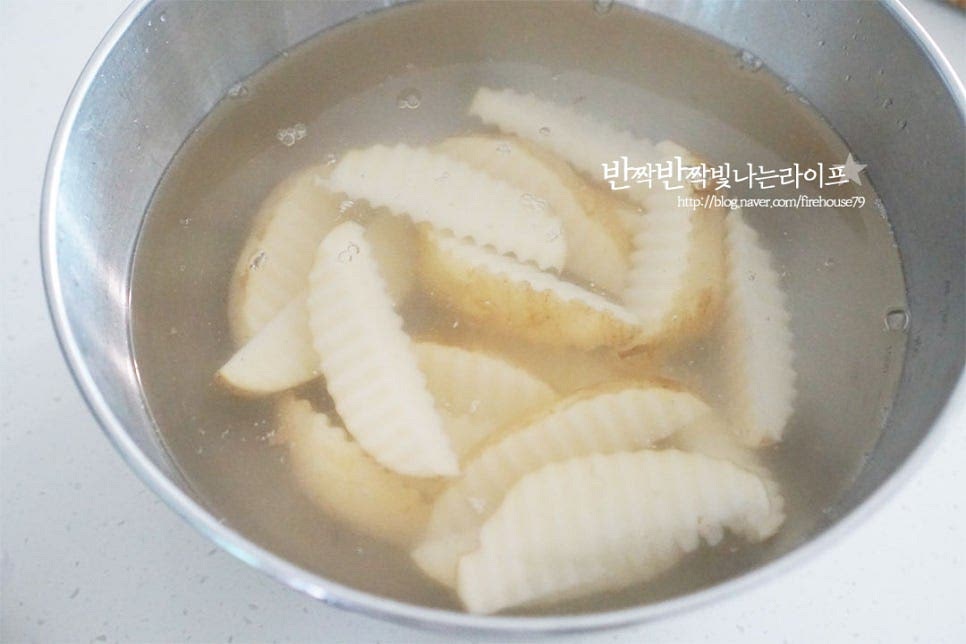 바삭한 식감을 위해 물에 담가 전분기를 제거해줍니다. 잠길 정도로 물을 붓고 살짝 흔들어 씻은 뒤 10분 정도 담갔다 헹구어줍니다. 뽀얀 물이 나오지 않을 정도면 됩니다. 물기를 꼼꼼하게 제거해 줍니다. 수분을 제거해 준 뒤 튀김을 만들어야 바삭바삭 고소해요.