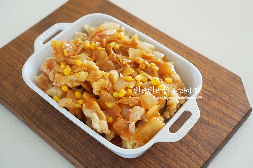 그릇에 재료를 모두 담아줍니다. 모짜렐라 피자치즈는 듬뿍 올려주어야 제맛이죠. 고소하고 쫄깃한 맛이 정말 잘 어울린답니다. 전자레인지에 치즈가 녹을 정도로 익혀주거나 에어프라이어 또는 오븐 190도 7~10분 정도 익혀줍니다. 기기의 사양에 따라 온도와 시간은 가감해 주세요. 모두 익은 재료이기 때문에 치즈가 녹을 정도로만 익혀주시면 됩니다^^ 노릇노릇하게 구워줍니다. 먹음직스럽게 파슬리가루 약간 뿌려주니 마치 오븐스파게티 같은 비주얼이죠~ 영상도 같이 담았어요. 김치피자탕수육 매력은 바삭함, 고소함, 매콤함 새콤달콤함의 다채로운 맛이 한 그릇에 어우러지는 것이죠. 바로 만들어 치즈 쭈욱 늘여 먹음 이런 맛이?라고 싶은 새로운 맛이 된답니다. 남은 탕수육으로 만드는 김피탕 맛있게 만들어 드세요^^ 끄읕 !