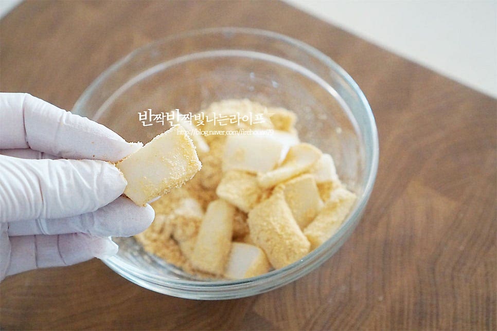 쫄깃한 인절미는 크기에 따라 2~3등분 잘라줍니다. 중간에 넣고 구워줄 것이기 때문에 너무 두껍지 않은 두께로 잘라주세요.