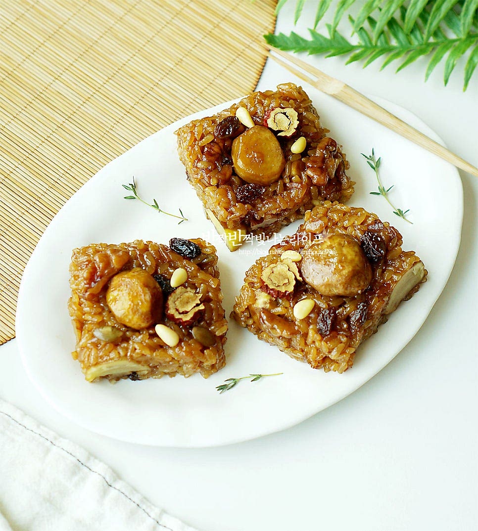 먹을 만큼 담아서 잣과 대추 고명을 올려 모양내어 맛있게 완성입니다. 남은 것은 하나씩 포장해서 명절에 선물해도 좋고 냉동실에 소분해두었다가 먹음 됩니다. 알토란 약밥 만들기 팁은 대추물과 취사 후 재가열을 하는 조리방법인데요. 대추의 단향이 은은하고 재료를 다양하게 넣어 맛은 물론 식감까지 좋아요. 명절음식으로 준비하기 좋은 전기밥솥으로 약밥 만들기 레시피를 참고하여 맛있게 만들어드세요. 끄읕 !