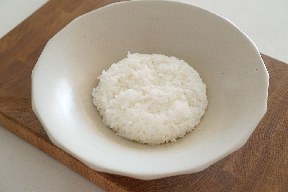 넉넉한 크기의 그릇에 밥을 담아줍니다. 밥과 잘 어우러질 수 있도록 고슬고슬하게 지은 밥을 준비했어요. 그 위로 썰어둔 야채와 배를 푸짐하게 올려줍니다. 색색이 먹음직스럽게 담아주세요. 밀치회도 소복이 올려줍니다. 회는 많이 들어가면 더욱 맛나는데 양에 맞게 조절해주면 됩니다. 그 위로 양념소스를 곁들이고 콩가루와 참기름 약간 뿌려 완성합니다. 볶은 콩가루를 약간만 뿌려주면 고소하게 퍼지는 풍미를 살려준답니다. 없다면 생략 가능하고 볶은 깨를 빻아 뿌려주어도 좋아요. 밥과 함께 어우러지는 맛과 식감, 새콤달콤한 양념까지 맛깔나게 어울려요. 조화로운 신선함에 자꾸만 손이 간답니다. 영상도 같이 담았어요. 생으로 먹는 채소와 회를 밥, 초장과 함께 비벼먹는 초간단 레시피로 좋아하는 것들로 채워 만들면 푸짐하답니다. 매콤 새콤한 초고추장과 참기름, 콩가루의 고소함으로 맛을 더 풍성하게 즐길 수 있어요. 회덮밥 만들기 든든하고 맛있는 한그릇 요리 즐겨보세요. 끄읕 !