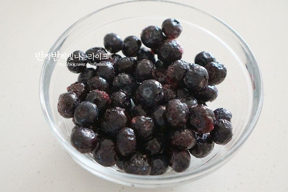 냉동실에 얼려둔 냉동 블루베리 250g 정도를 준비합니다. 과일은 블루베리만 준비했는데 딸기, 바나나와 같은 다른 재료를 첨가해 주셔도 좋습니다.