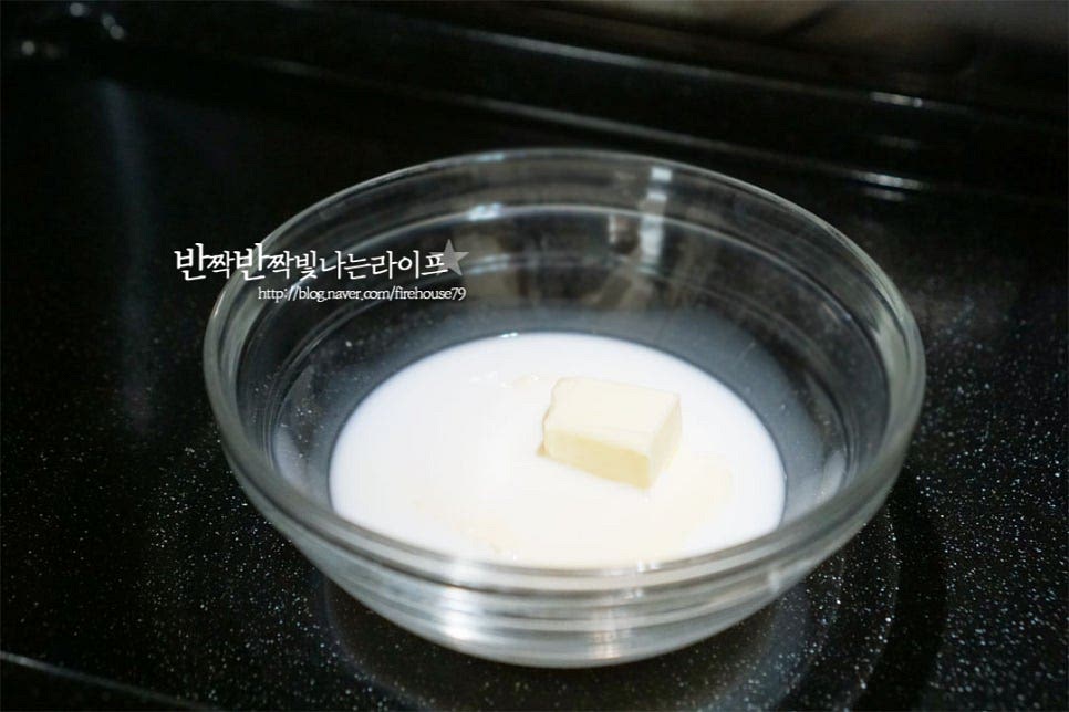 무염버터와 우유는 간편하게 전자레인지로 녹여줍니다. 버터는 튀어 오를 수 있어 20초씩 끊어서 녹여줍니다. 따뜻하게 녹으면 본 반죽을 한 주걱 덜어서 섞어줍니다. 유지류가 들어가면 거품이 꺼지기 쉬워 반죽의 일부를 먼저 섞은 뒤 함께 섞어줄 것이에요. 섞은 뒤 본반죽에 넣고 섞어요. 그럼 분리되지 않고 만들어집니다. 거품이 꺼지지 않도록 25~30회 이내로 저어줍니다.