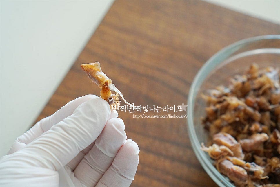 마른꼴뚜기는 콤콤한 냄새가 약간 있어 깨끗하게 세척하여 준 뒤 요리해요. 부드러운 편이라 그대로 먹어도 되지만 간혹 안에 뼈가 마르면서 튀어나온 게 있어 제거한 뒤 먹어요. 그대로 드셔도 되고 저와 같이 쭈욱 당겨서 제거해 주셔도 좋아요. 먼저 볼에 담아 살살 흔들어 두세 번 헹구어 줍니다. 물에 20~30분 정도 담가요. 너무 오래 담가도 특유의 감칠맛까지 빠질 수 있으니 중간에 확인하여 시간은 가감해 주세요. 체에 담가 물기를 탈탈 털어줍니다.