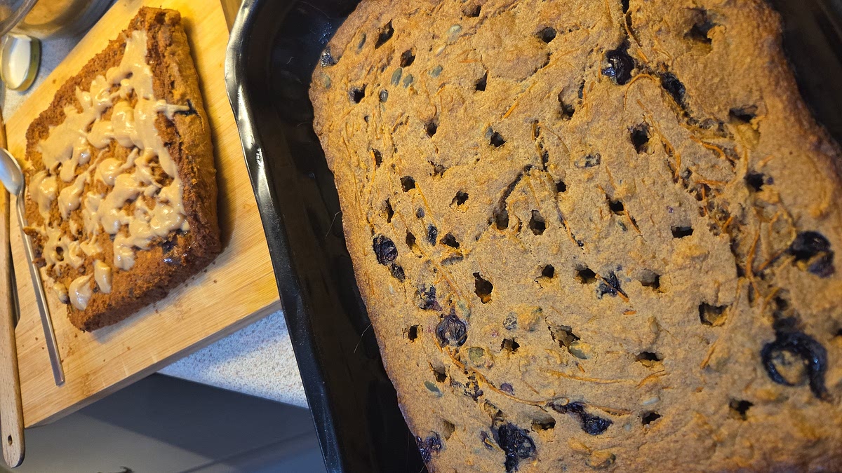 - Soak unpitted dates in warm milk. - Put oil, eggs, bananas, vanilla extract in blender and blend till totally smooth.
- put baking powder, baking soda, oat flower (blended oats), gingerbread mix or cinnamon, salt in a large bowl and mix well.
- preheat oven at 180°C.
- stir in the egg mixture. Add the carrot, blueberries, soaked raisins (wíth the lemon juice) and seeds and mix through. - put olive oil in a 2 square oven dishes and sprinkle with breadcrumbs.
- pour batter in equal parts in oven dishes and bake for approx. 60min.
(devided over 2 baking dishes bc then it stays a think layer)
- blend the date-milk mixture till totally smooth.
- when cake is golden brow and crunchy on the edges, take it out of the oven.
- poke holes in the cake with a chopstick and pour the date batter in and over.
Let it cool down and enjoy!