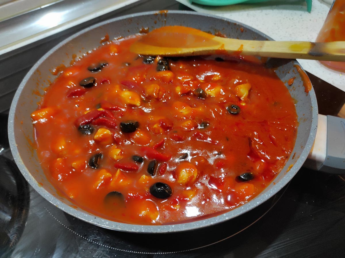 Bajar nivel inducción a #3 y agregar la salsa de tomate refrito. Tapar y cocer por 15 minutos (si se usara el tomate tamizado, duplicar el tiempo de cocción controlando la acidez y la consistencia).
Corregir sal y pimienta a gusto.