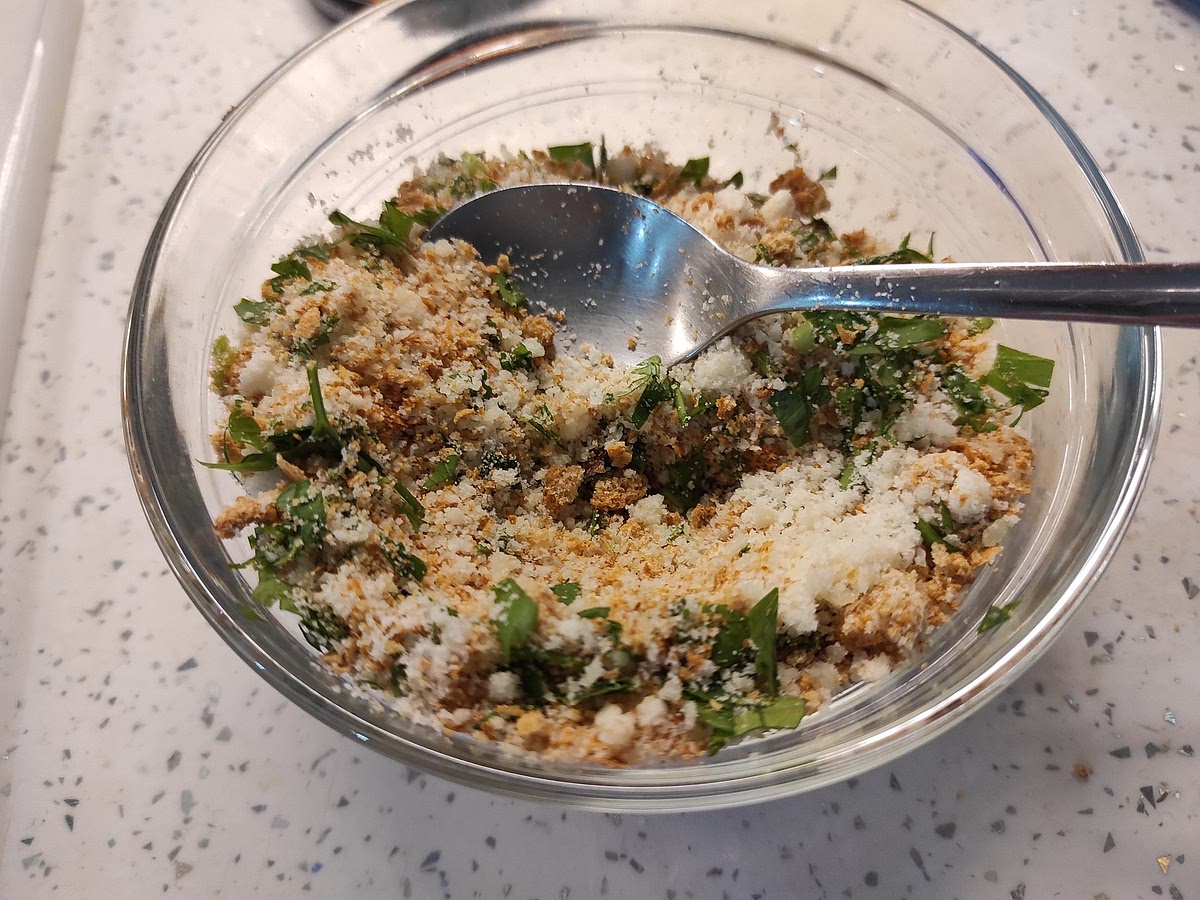 Para el gratín, preparar en un cazo pequeño mezclado el perejil, el queso rallado y el pan rallado. Reservar.