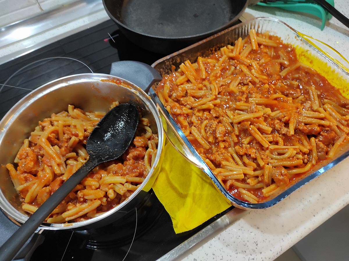 Acomodar la mitad del preparado de pasta, salsa y relleno, distribuir y compactar ligeramente. Untar con bechamel y colocar la mozzarella (opcionalmente agregar albahaca fresca).