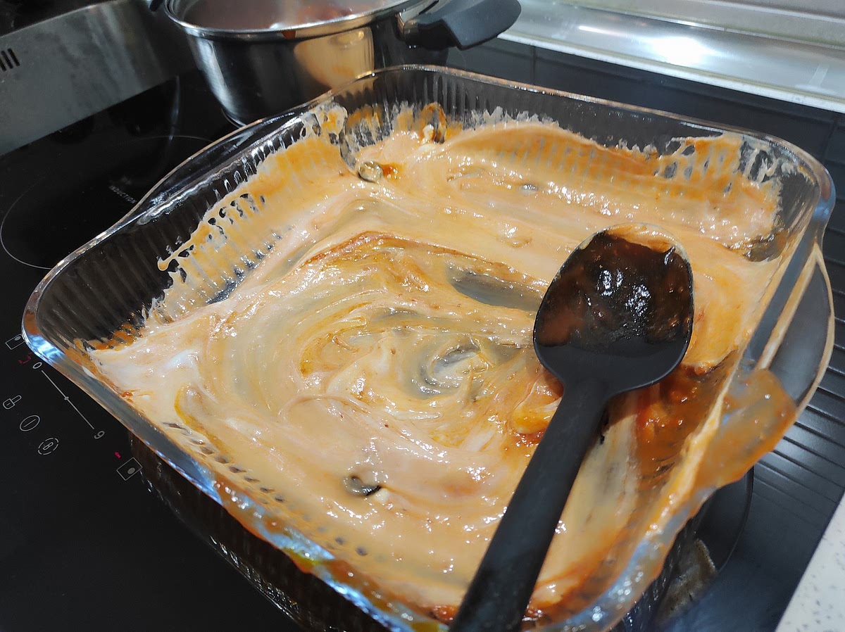 Preparar la fuente para hornear (tipo pirex 24x24cm o cacerola de similar volumen) untandola con un 1/4 de la bechamel (fondo y lados).