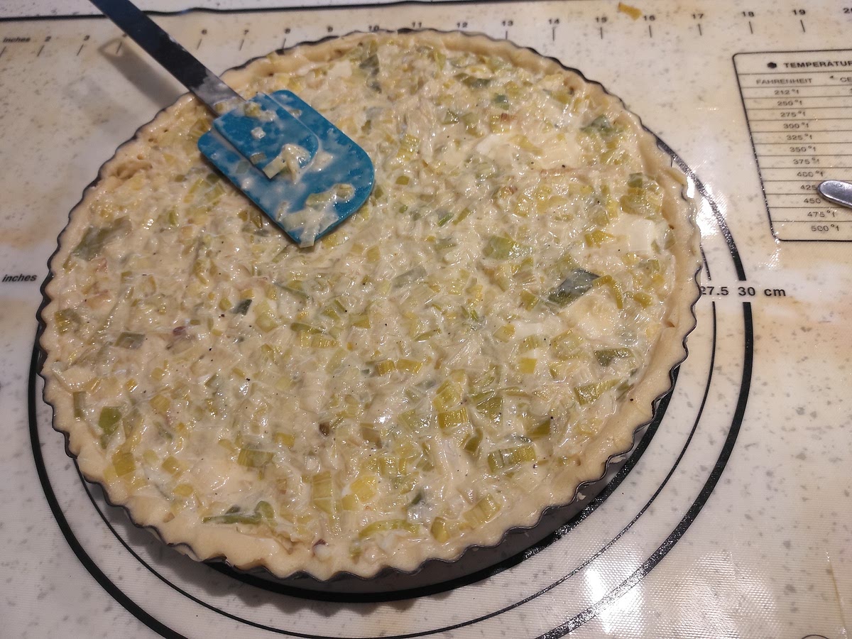 Verter el relleno sobre la masa y alisar con una espátula.