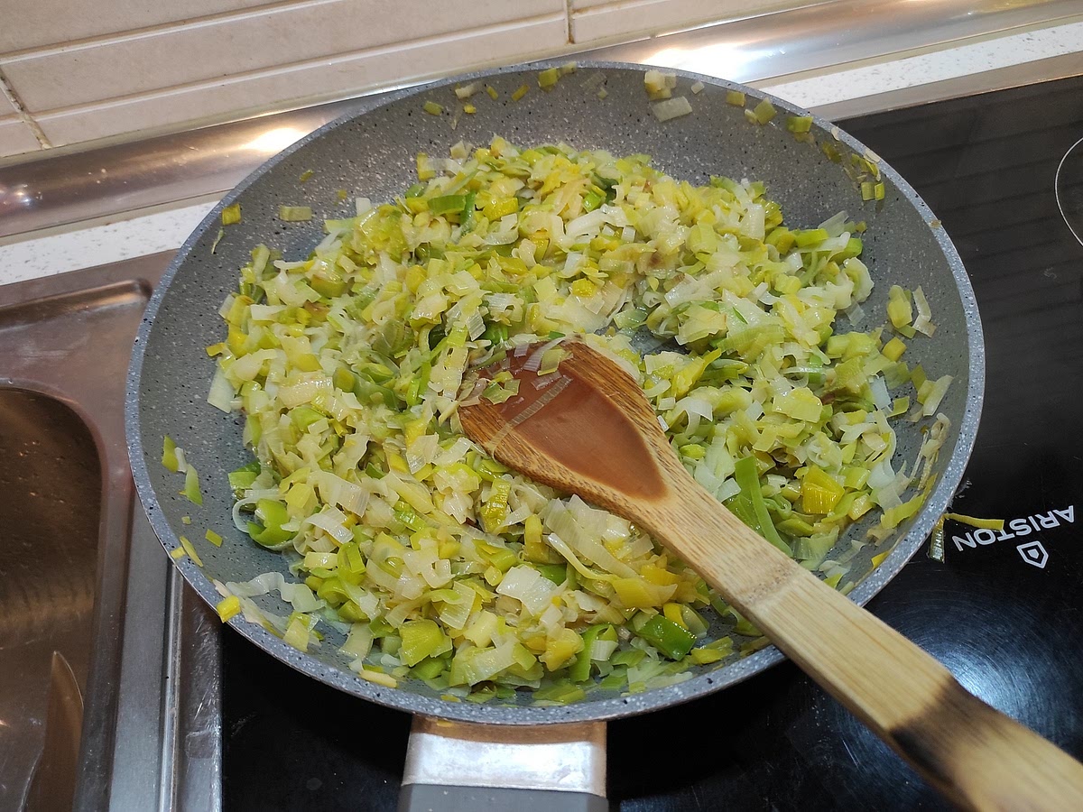 Lavar bien el puerro (la parte blanca), cortar a lo largo por la mitad y luego en Juliana. Calentar el aceite de oliva y pochar el puerro hasta que tome consistencia blanda un cremosa. Salar y pelar.