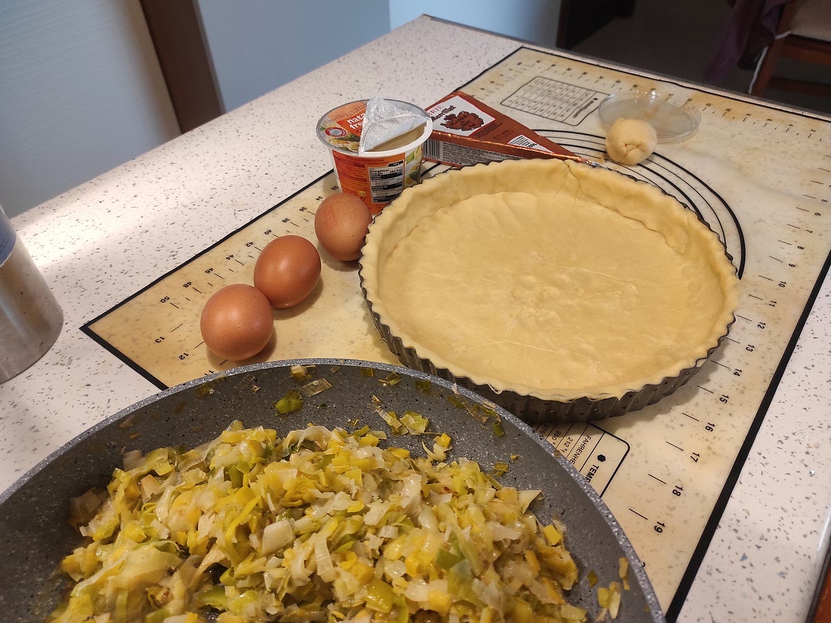 Cuando el puerro esté tibio, incorporarlo a la mezcla de huevo/nata/queso.