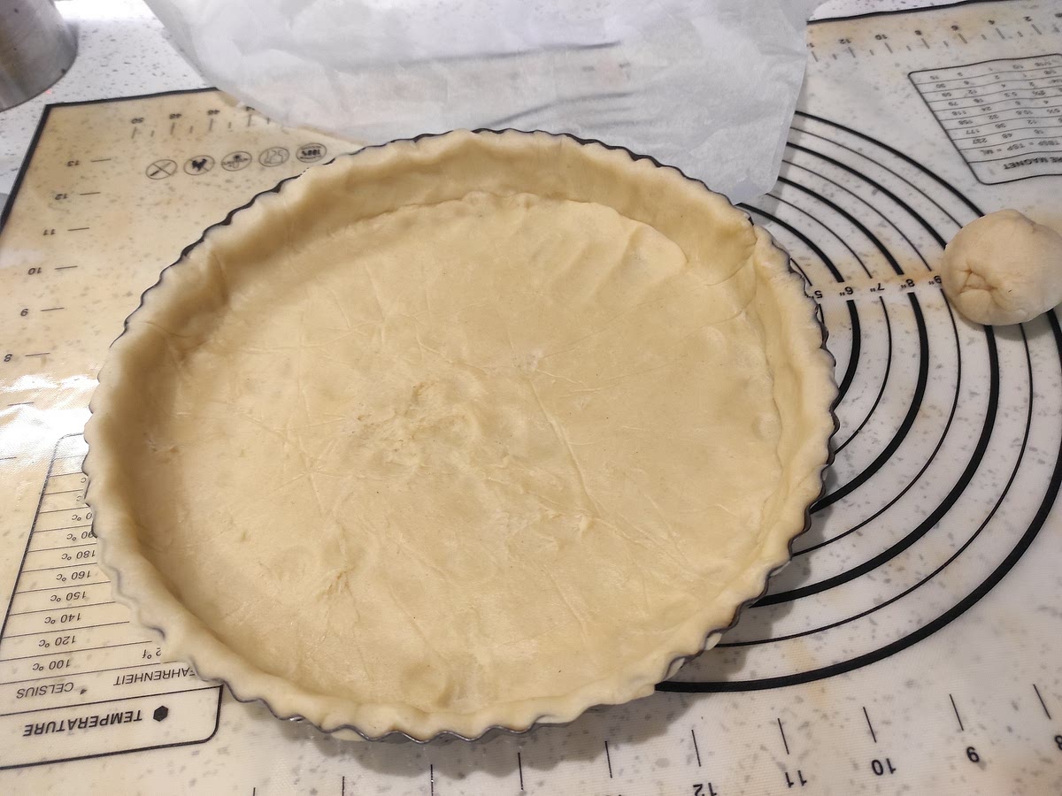 Cuando la masa tenga la forma y la extensión necesaria, colocarla sobre un molde para quiche de 28cm de diámetro (idealmente perforado y de fondo desmontable).