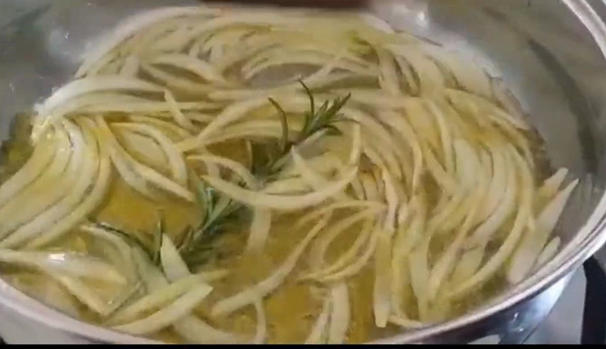 En una cacerola de altura media y doble fondo, calentar el aceite de oliva abundante, agregar la cebolla y pochar por un par de minutos. A este punto agregar un ramito de romero, dejar un par de minutos para que el aceite coja el aroma del romero.