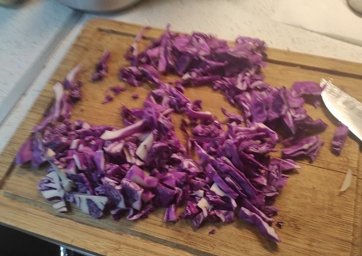 Picar la cebolla en corte pluma o juliana. Cortar la lombarda en juliana lo más fino posible, luego lavar y colar.