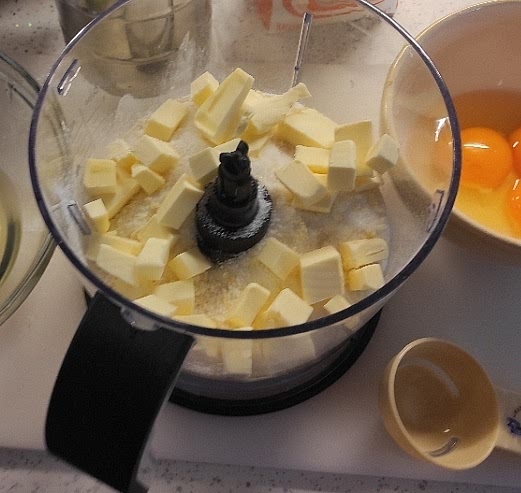 En el vaso del procesador de alimentos, con la cuchilla, "arenar" la mantequilla en cubos con la harina y la sal. Evitar que se recaliente.