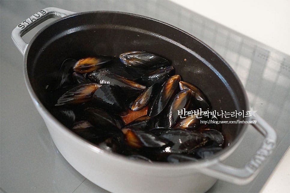 손질한 홍합을 넣어주어요. 화이트 와인 2 큰 술도 같이 넣어줍니다. 토마토소스 5~6 큰 술, 물 100ml 넣어줍니다. 토마토소스 농도에 따라 양을 가감해 줍니다. 시판용 소스는 허브와 기본 간이 되어있어 나중에 가볍게 간을 더해주시면 되어 보다 손쉽게 만들 수 있답니다. 물은 자작할 정도로 부어주시면 되는데요. 냄비에 따라 양을 조절해 주세요. 월계수잎도 같이 넣어줍니다. 한소끔 끓여줍니다. 재료가 어우러지면서 익으면 버터 10g을 넣어줍니다. 버터를 한 조각 넣어주면 고소하고 부드러운 풍미가 깊어요. 부족한 간은 소금, 후추로 마무리해 주세요. 재료에서 우러난 감칠맛이 채소와 어우러져 나는 풍미가 시원하면서도 산뜻하게 어우러져요. 매콤하게 먹고 싶어서 페페론치노도 같이 넣어주었더니 찬바람 불 때 먹기 딱 좋았답니다. 영상도 같이 담았어요. 홈파티나 손님 초대 홍합요리로 준비하기도 좋고 빵을 곁들여 식사 겸 브런치로, 술을 곁들여 와인안주로도 잘 어울리고요. 알알이 쏙 발라먹는 재미와 시원한 국물 맛이 홍합스튜의 매력이에요. 홍합 토마토스튜 만들기 맛있게 만들어 드세요^^ 끄읕 !