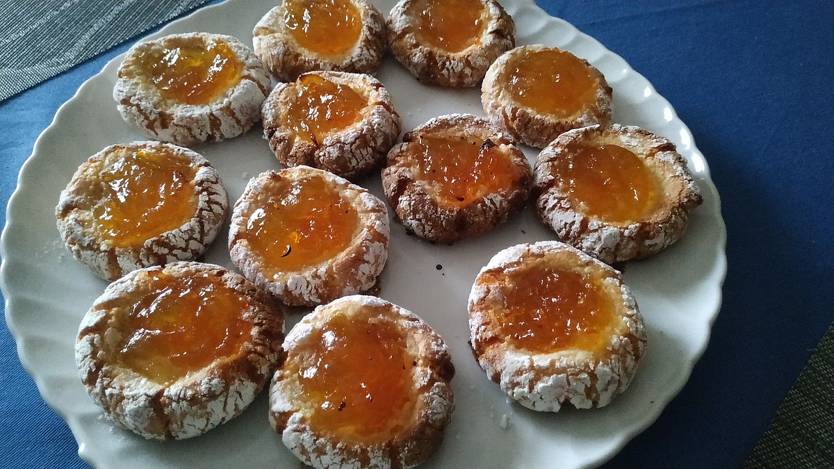 Retirar del horno y con la ayuda de una paleta, transferir cada galleta sobre un rejilla. Cuidado, son muy delicadas. Aunque parezcan "crudas", ya están. Dejo mi foto de portada para recordar lo que NO debo hacer: hornear de más ...