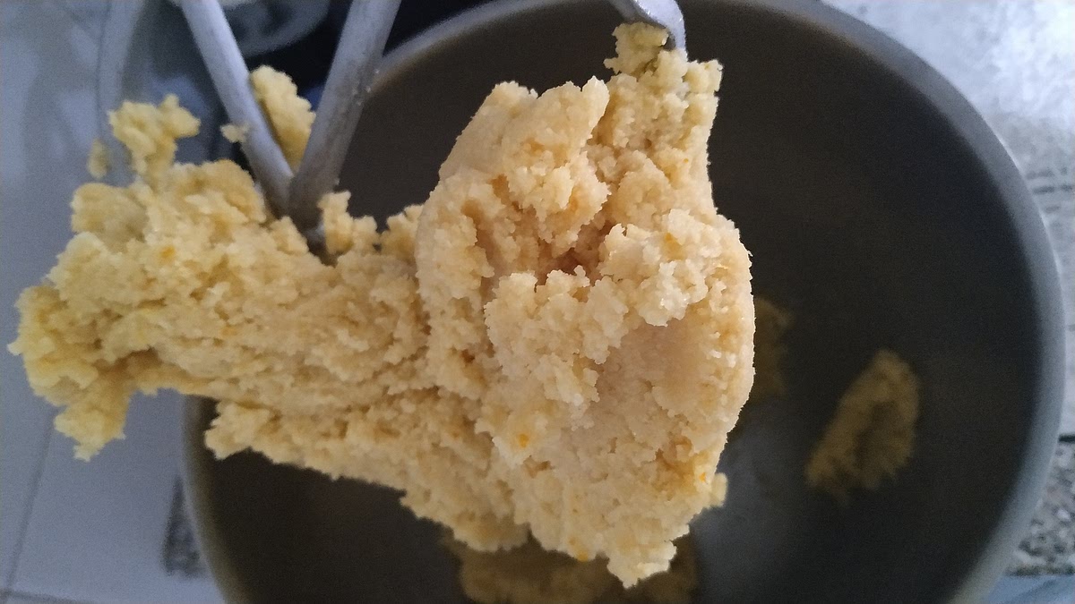 En el vaso de la planetaria, con la lama, mezclar la harina de almendra y el azúcar saborizado. Agregar la clara de a poco hasta comprobar consistencia. También se puede hacer la mezcla a mano con una rasqueta de plástico.